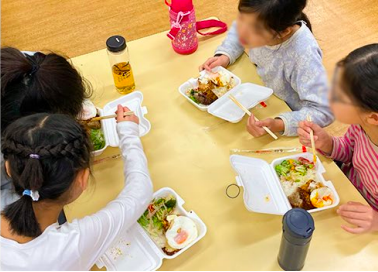 子供たちにあたたかい食事を無償提供 吉野家のお弁当を出前館がお届け！