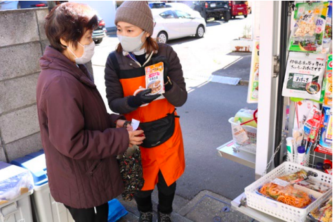 販売パートナーがお客様お一人お一人と対話しながら無料配布する様子　画像