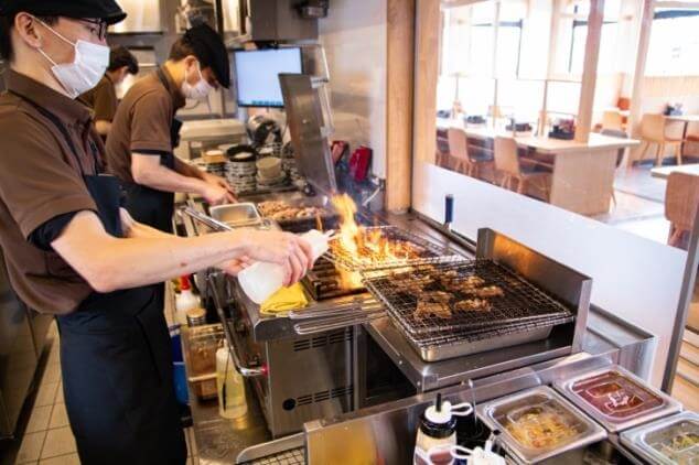 牛カルビを直火炙り焼きする様子