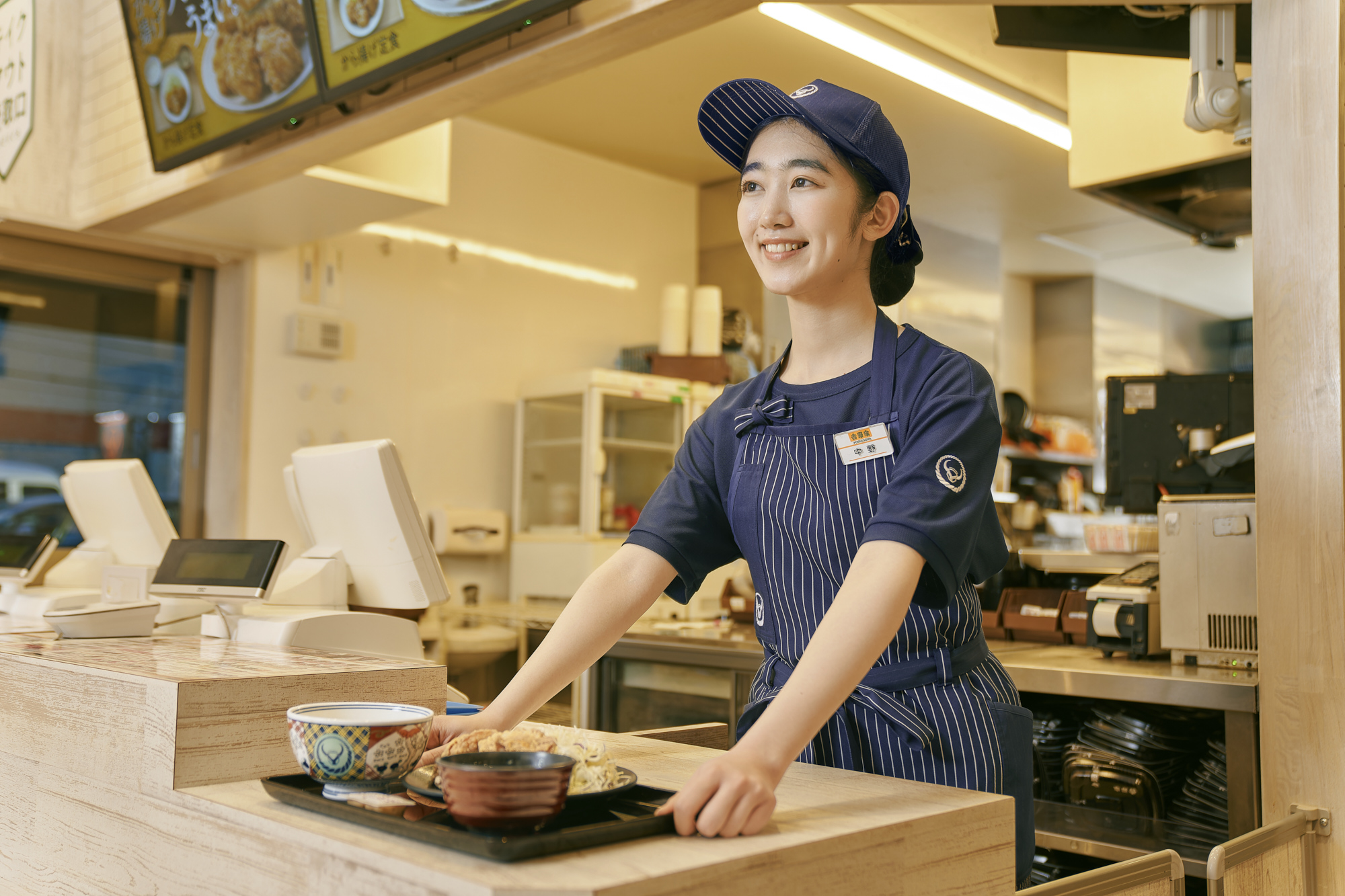 から揚げ提供女性
